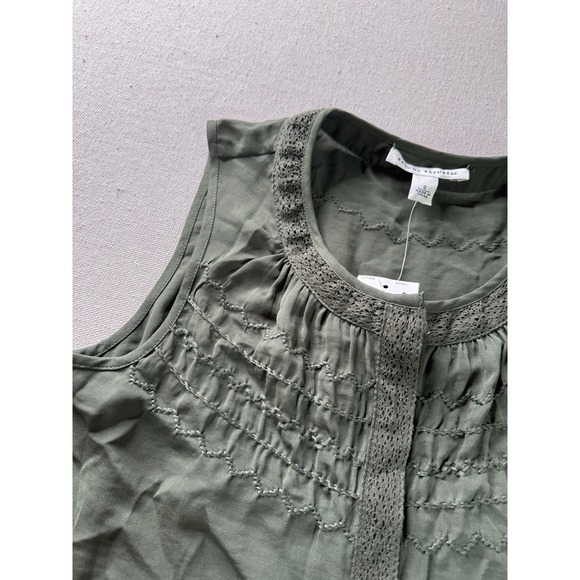Banana Republic Tops - NWT Banana Republic Women's Olive Green Ruffled Sleeveless Blouse - Size 2